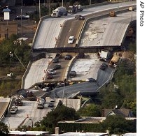 ap_us_minneapolis_bridge_collapse_195_02Aug07.jpg